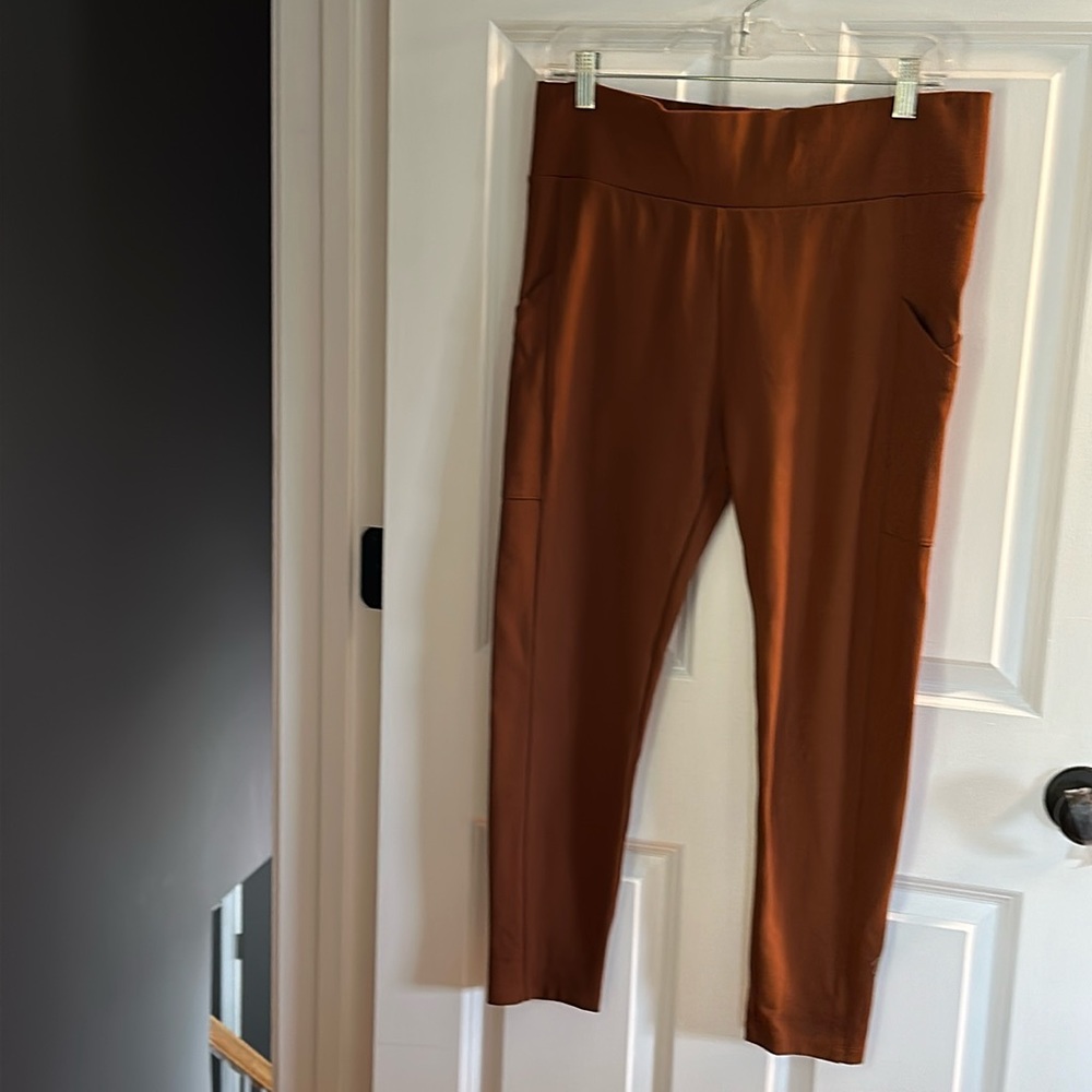 Lou & Grey Sporty Pinter Side Pocket Leggings